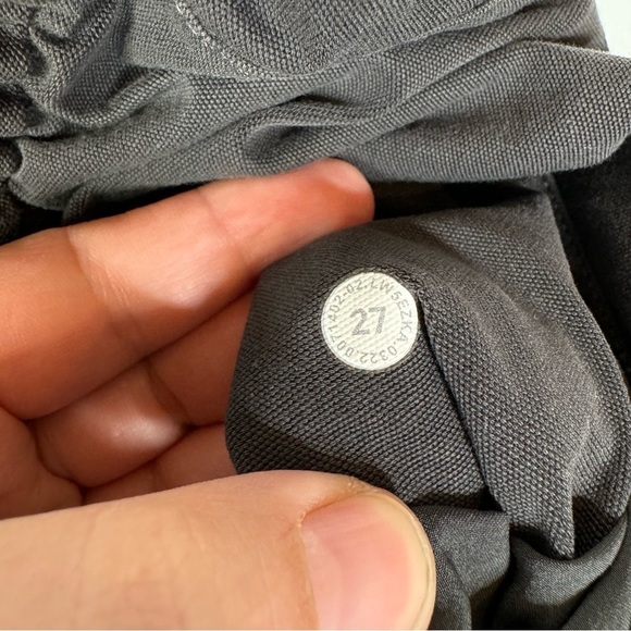 Lululemon Light Utilitech Cargo Pocket High-Rise Pant
Graphite Grey Size 27 - Picture 10 of 10
